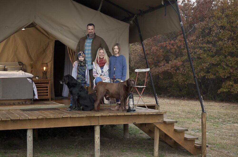 Dave and Suzette Munson with their two children, courtesy of Saddleback Leather