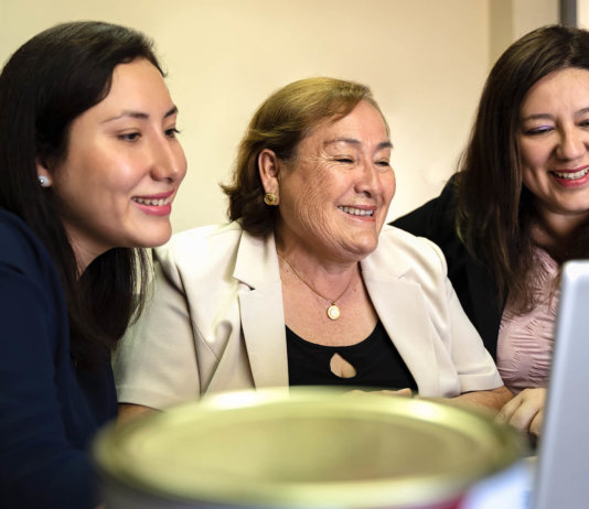 Universal Colors: How a Mother and her Daughters became Leaders in an Unlikely Industry Universal Colors: How a Mother and her Daughters became Leaders in an Unlikely Industry
