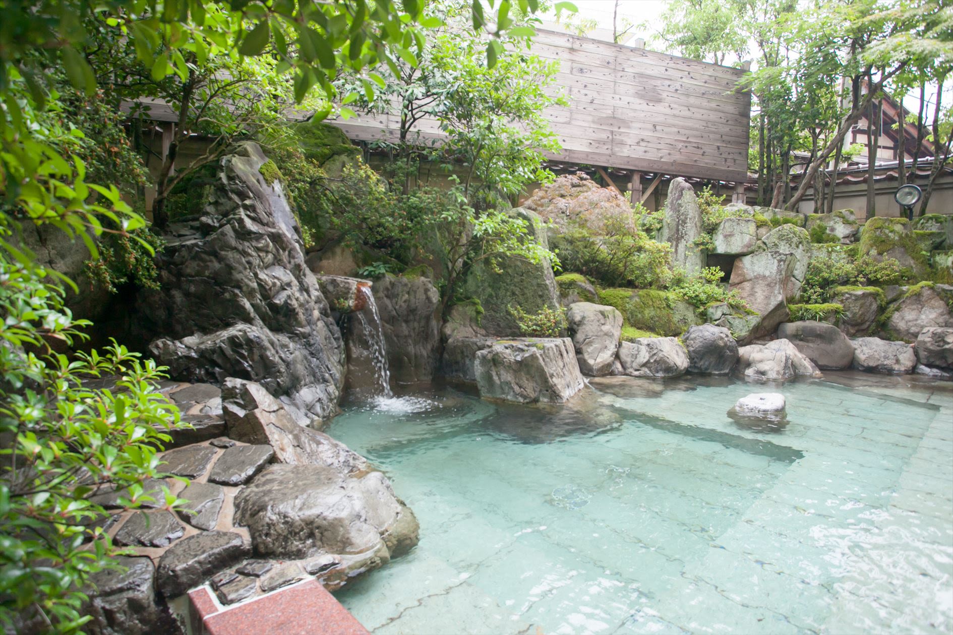 The open-air hot spring at Houshi Ryokan using Saya stone; image courtesy of Houshi Ryokan