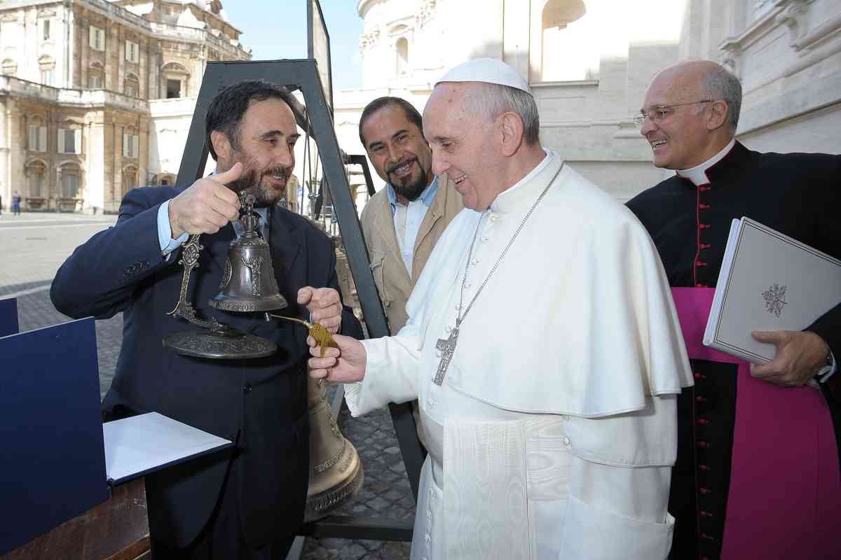 Picture of Armando Marinelli and Pope Francis. 